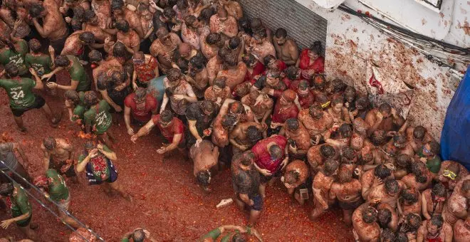 La Tomatina vuelve a teñir de rojo Buñol con más de 120.000 kilos de tomates