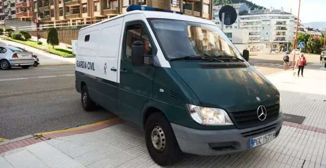 Detenido el hombre que llevaba desde el lunes encaramado a una ventana en Castro Urdiales tras agredir a su madre