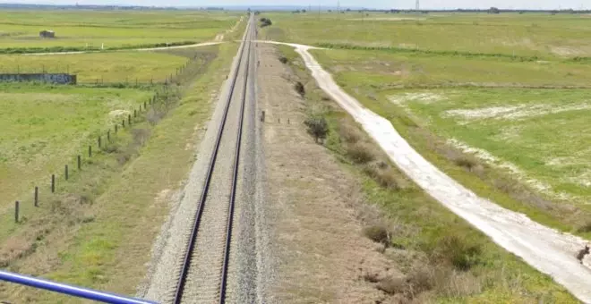 Accidente ferroviario en la provincia de Toledo: un tren golpea a un vehículo en un paso a nivel