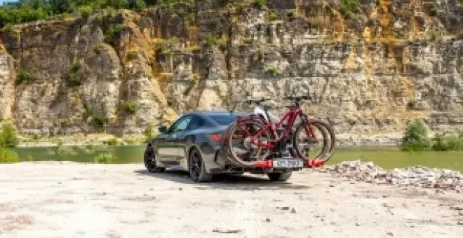 Este portabicicletas admite bicicletas eléctricas y tiene un sensor de aparcamiento como el de los coches