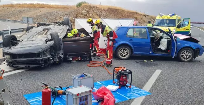 Un muerto y ocho heridos al volcar una furgoneta y chocar contra ella un turismo en la CM-42 a la altura de Burguillos