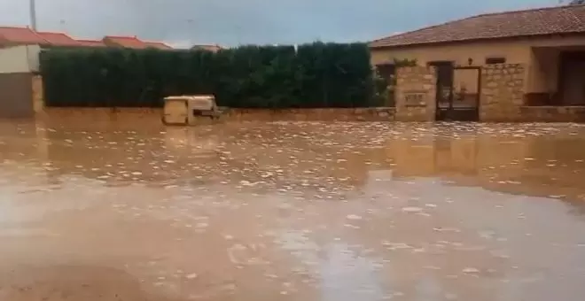 Una fuerte tormenta de agua y granizo anega calles y causa importantes daños en los cultivos en un pueblo de Toledo