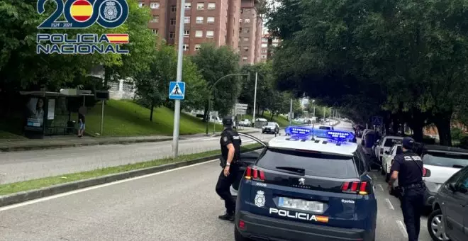 La Policía salva a un joven encaramado en una ventana antes de caer al vacío desde un octavo piso en Cazoña