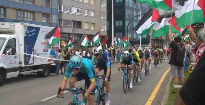 Banderas palestinas frente al pelotón ciclista que ampara a Israel