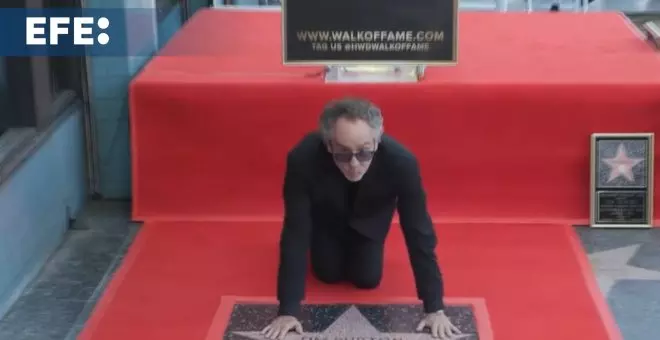 Tim Burton recibe su estrella en el Paseo de la Fama acompañado por el elenco de 'Beetlejuice Beetlejuice'