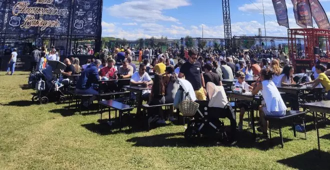 'The Champions Burger' sortea, por el momento, las malas condiciones del tiempo y de la campa de la Magdalena