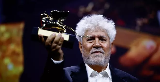 Almodóvar gana el León de Oro a la mejor película en Venecia por 'La habitación de al lado'