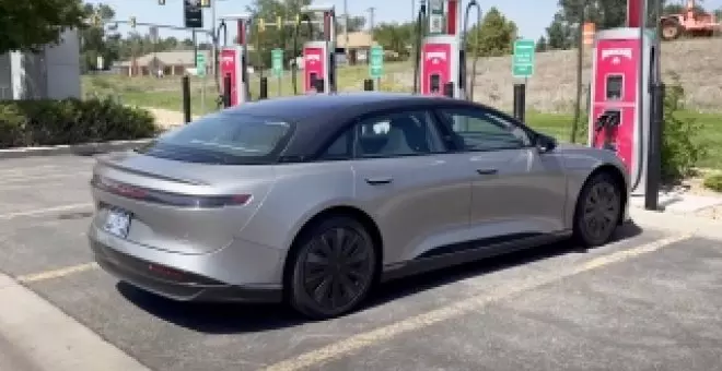 Desde 100% de carga hasta quedarse parado: este YouTuber ha probado el coche eléctrico más eficiente del mundo