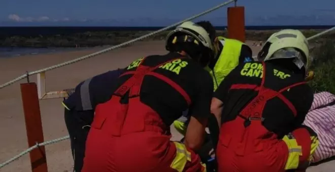 Evacuada una mujer con fractura de tobillo de la playa de Amió