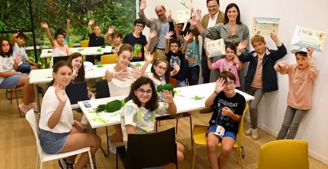 Santander entrega los diplomas a los niños participantes en los talleres de consumo responsable