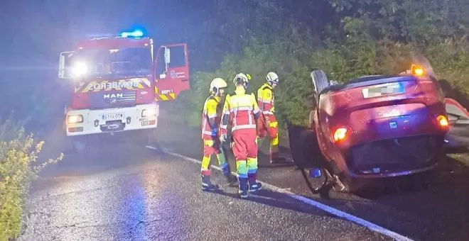 Vuelca un vehículo con tres ocupantes en la N-629 en Rasines