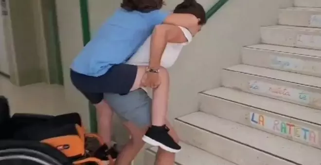 Una madre tiene que subir a su hijo con movilidad reducida por las escaleras de su colegio porque el ascensor está averiado