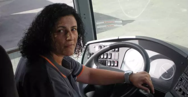 El despido de la única mujer conductora de autobuses de la empresa: "Si hubiera sido un hombre, no lo habrían hecho"