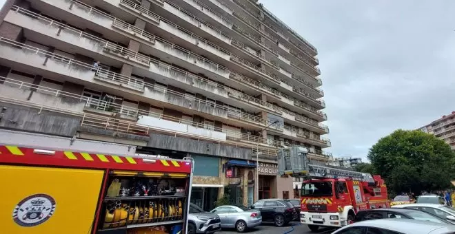 Los bomberos extinguen un incendio en un octavo piso de Laredo