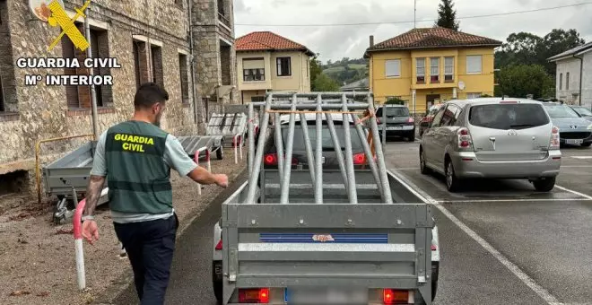 Un joven roba unas portillas metálicas del Ayuntamiento de Pesquera