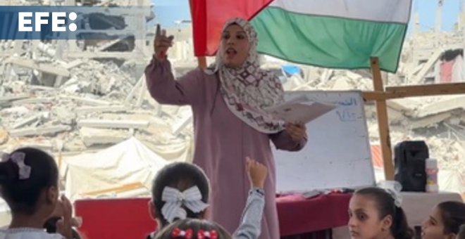 Una profesora palestina imparte clases en una tienda de campaña tras perder su casa en Gaza