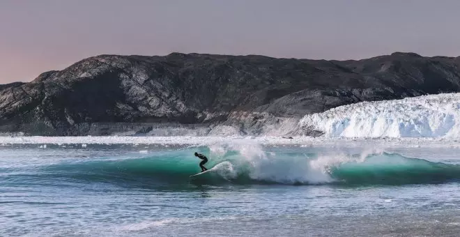 Surfean por primera vez una ola provocada por el desprendimiento de un glaciar en Groenlandia