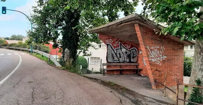 "El estado de la parada de autobús de Solvay persiste un año más en gran abandono"