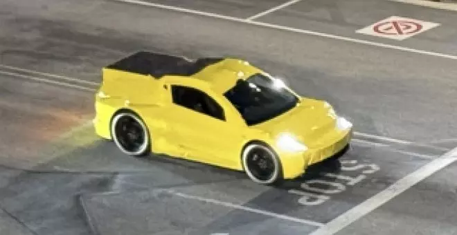 ¡Bombazo! Primera imagen del Tesla Robotaxi junto a un intenso y nada discreto camuflaje amarillo