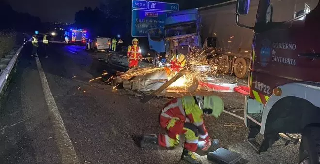 Dos heridos leves al chocar un coche contra la carga que había perdido un camión al hacer 'la tijera' en la A-8