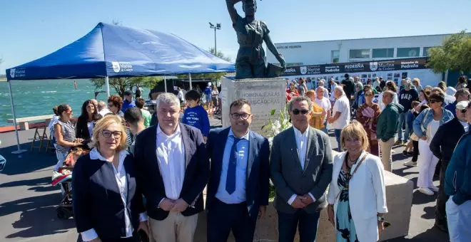 El Ayuntamiento rinde homenaje al legado de las mariscadoras de Pedreña