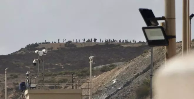 La Guardia Civil cierra la frontera de Ceuta después de que 200 personas migrantes intentaran saltar la valla