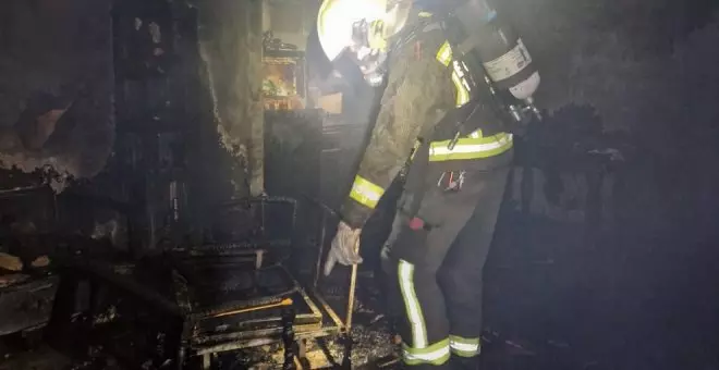 Dos incendios calcinan de madrugada una vivienda de Potes y una cocina en Santoña