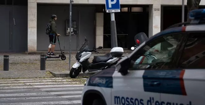 Los Mossos buscan a un hombre por amputarle la mano a su pareja en Barcelona