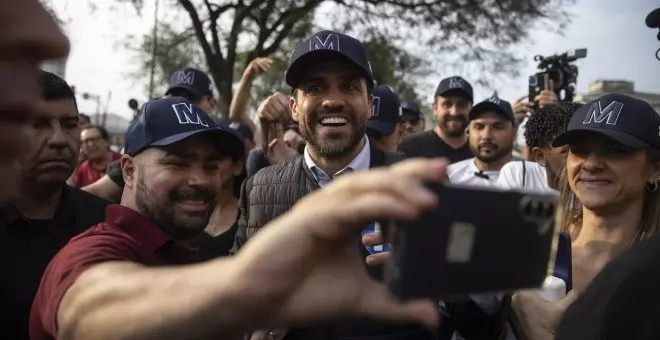 Un candidato a la alcaldía de Sao Paulo agrede con una silla a un adversario durante un debate en televisión