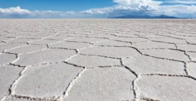 Bolivia cierra un acuerdo con Rusia para explotar el mayor depósito de litio del mundo, un lago del tamaño de Asturias