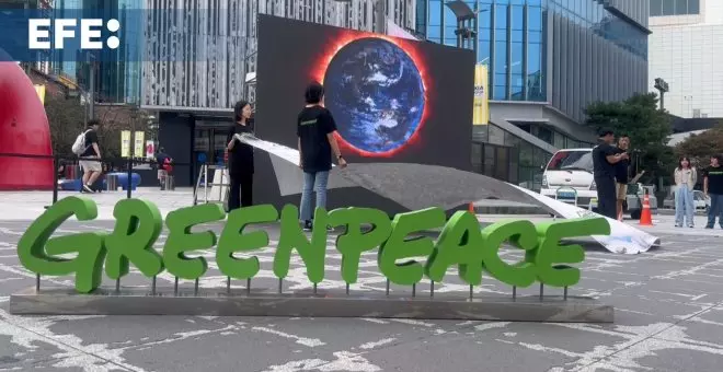 Miembros de Greenpeace se concentran en Seúl para protestar contra la crisis climática