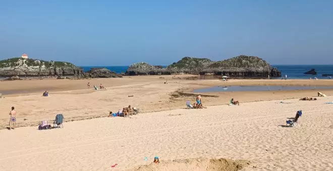 Las playas de Cantabria, a la espera de la pleamar de media tarde