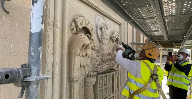 Vitoria-Gasteiz elimina el último escudo franquista que había en las calles de la ciudad