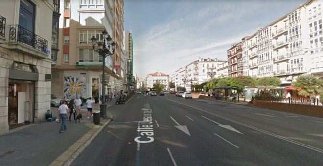 Una mujer de 84 años atropella a su hija al poner en marcha el coche sin querer y choca contra un turismo y un bus