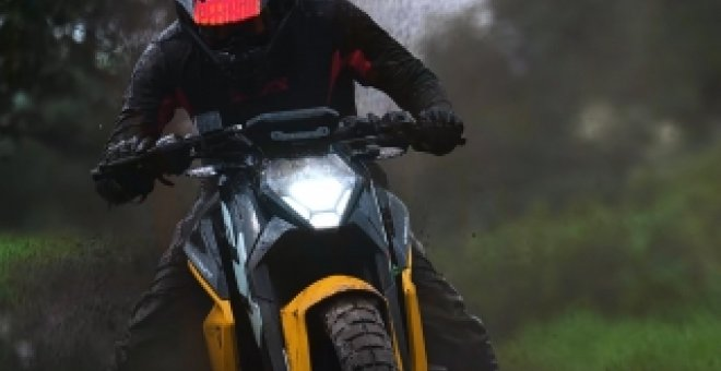 Este fabricante indio de motos eléctricas demuestra el potencial de su modelo para asfalto, circulando por una ruta off-road