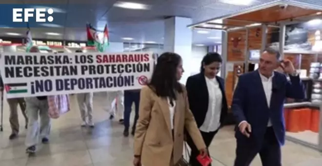 Tesh Sidi y Enrique Santiago intentan visitar a los saharahuis retenidos en el aeropuerto de Barajas