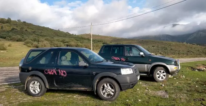 Rocían con pintura los vehículos de algunos cazadores que participaban en una batida en Alto Campoo