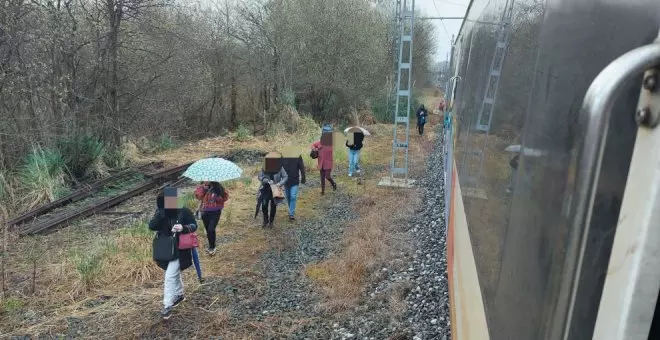 Un herido leve al descarrilar el tren Santander-Bilbao en Gibaja tras caer una roca a la vía