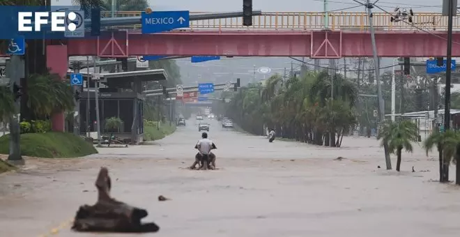 El huracán John deja severas inundaciones, deslaves y carreteras destruidas en Acapulco