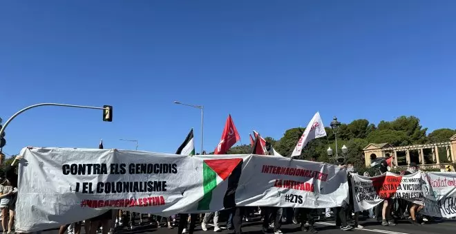 Centenars de persones tallen la Diagonal de Barcelona amb motiu de la vaga per Palestina