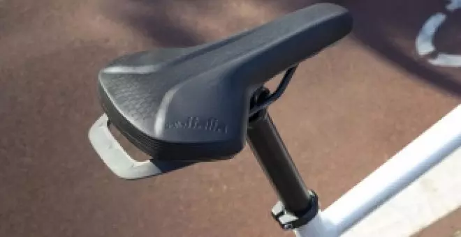 Este sillín está diseñado para las bicicletas eléctricas urbanas y tiene un detalle que lo hace distinto