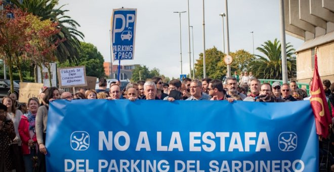 Varios centenares de personas protestan en Santander contra "la estafa del parking del Sardinero"