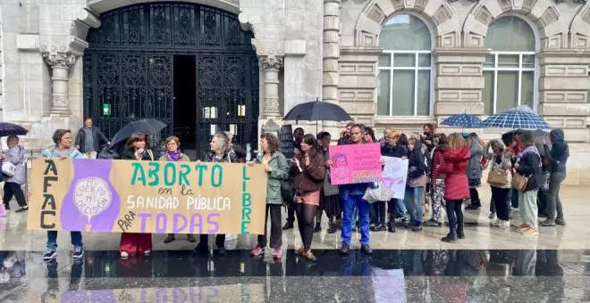 Medio centenar de personas se concentran en el Ayuntamiento de Santander por el Día Mundial del Aborto Seguro