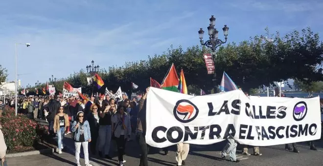 Alrededor de 400 personas recorren Santander contra la celebración del 'Galerna Fest' bajo el lema 'Las calles contra el fascismo'