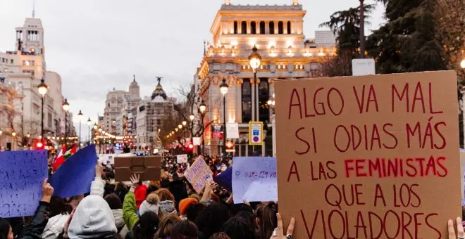 La Fiscalía pide entre 28 y 53 años para el grupo de cinco jóvenes de Castelldefels acusado de tres violaciones