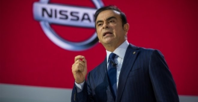 A Carlos Ghosn, ex CEO de Nissan, se le acumulan los problemas legales, pero sigue en 'busca y captura'