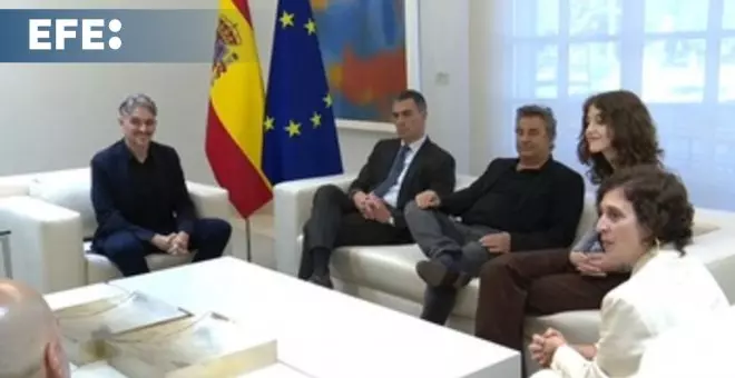 Pedro Sánchez recibe en La Moncloa al equipo de 'El 47', la película que vio con su mujer