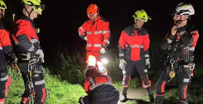 Rescatada una persona enriscada en el acantilado de las piscinas naturales de Langre