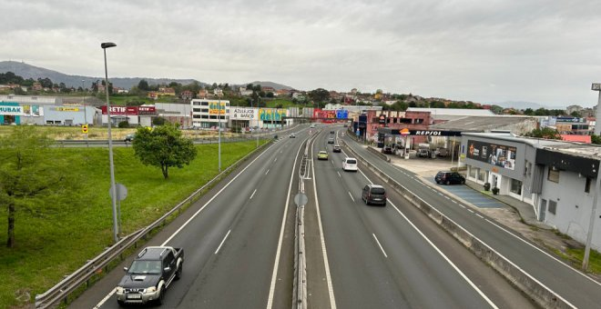 La semana comienza con dos kilómetros de retenciones en la S-10 hacia Santander por un accidente en Maliaño