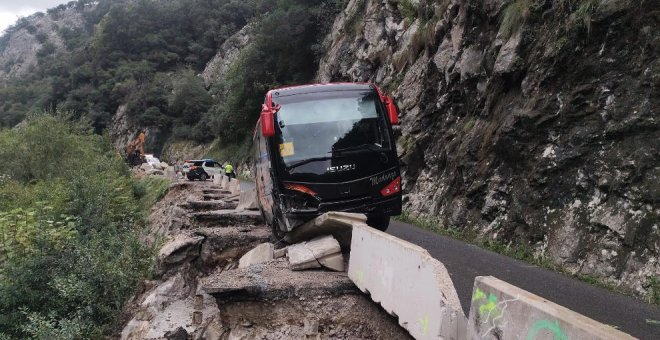 Abierto al tráfico el Desfiladero de la Hermida tras la retirada de un autobús accidentado